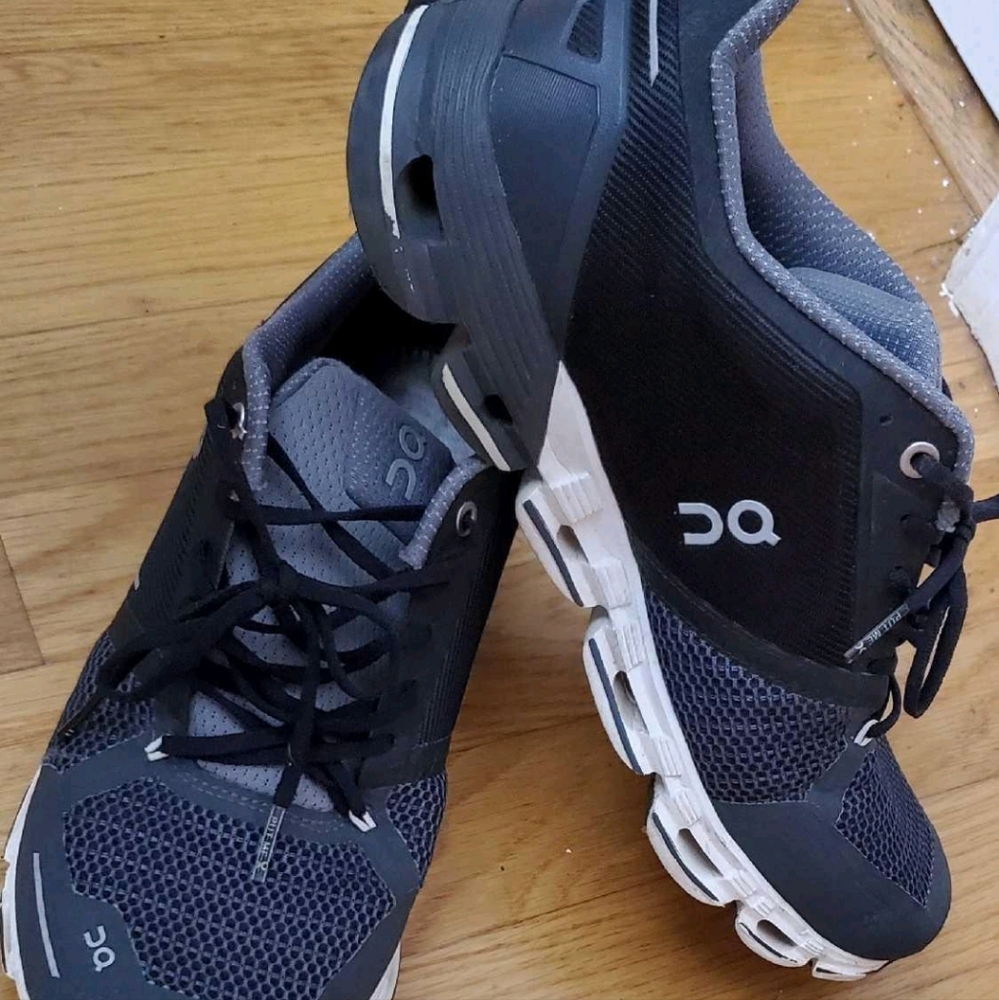 Women's On Cloud size 10